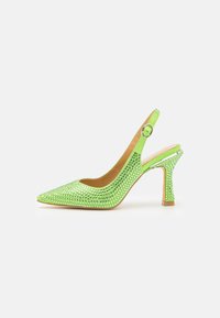 Sabrinas verdes com salto slingback e ponta fina, enfeitadas com strass, apresentando um salto delgado e detalhe de alça ajustável.