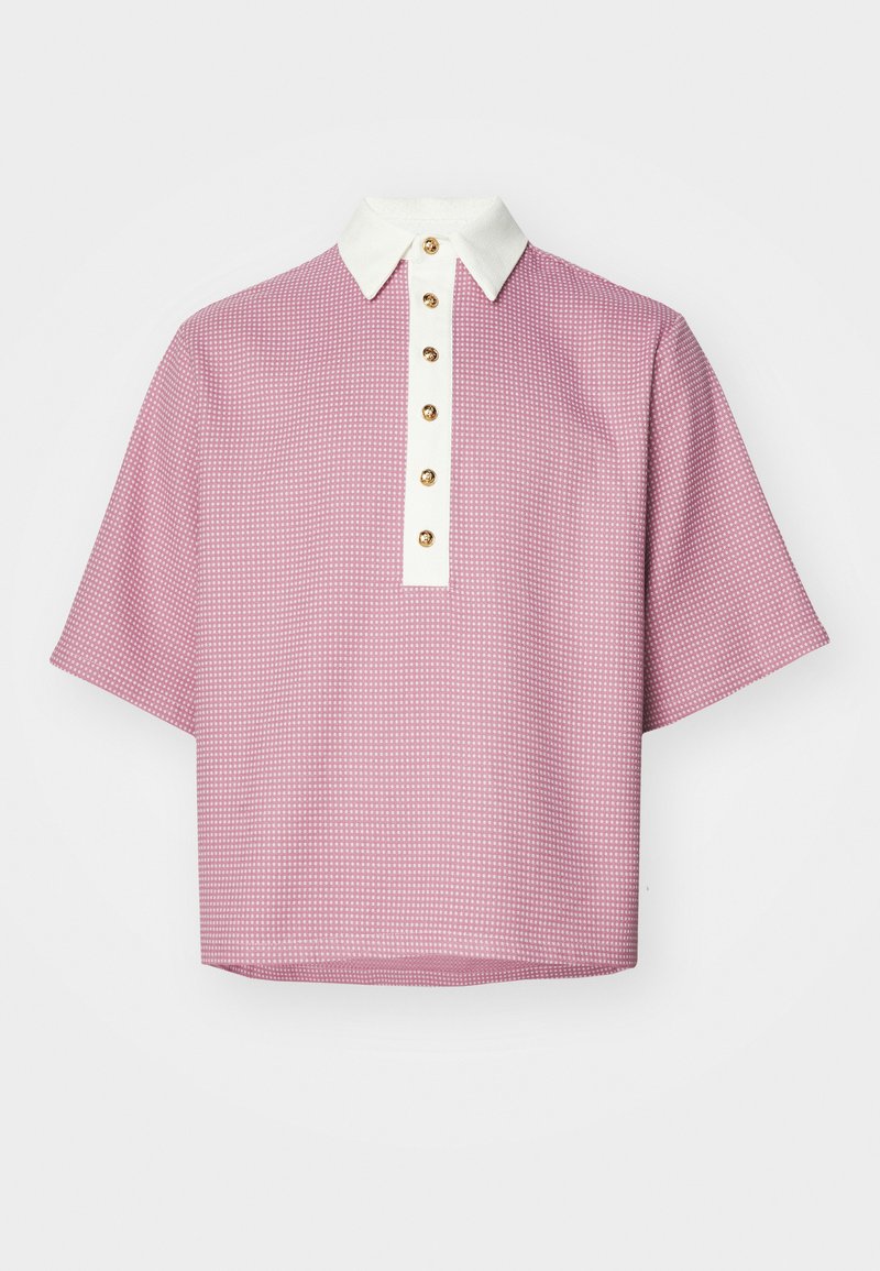 Polo à manches courtes de couleur rose avec un motif texturé, col blanc et boutons dorés sur le devant. Design décontracté et coupe ample.
