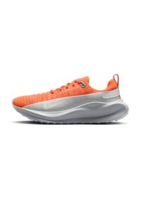 Scarpa da corsa arancione con tomaia testurizzata, suola intermedia bianca e suola esterna nera. Presenta un design con lacci e un'etichetta sul tallone.
