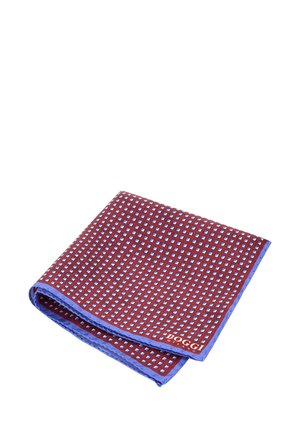 Serviette à carreaux bourgogne avec bord bleu ; fabriquée en tissu avec une texture lisse, mettant en avant de petits motifs carrés uniformément espacés.