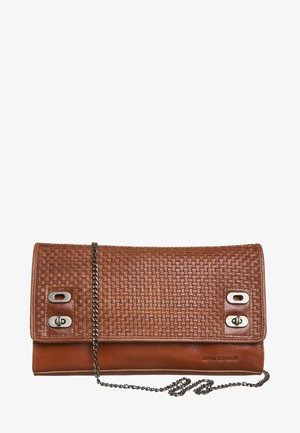 Brązowa skórzana kopertówka o plecionej fakturze, z srebrnymi obrotowymi zapięciami i cienkim łańcuszkowym paskiem na białym tle.