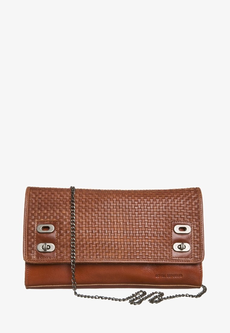 Pochette en cuir marron avec une texture tissée, fermoirs torsadés argentés et une fine chaîne comme bandoulière sur fond blanc.