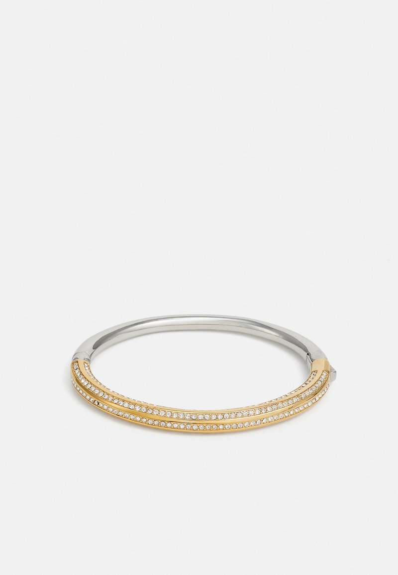 Bracciale rigido in argento e oro con tre file di piccole pietre cristalline trasparenti su un fondo bianco.
