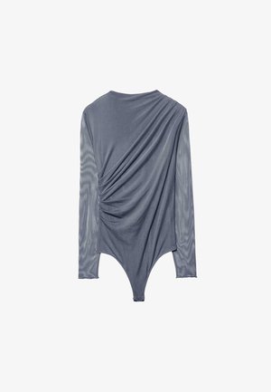 Grå langærmet bodystocking med rynket drapering foran og semi-transparent meshærmer, tætsiddende silhuet, rund halsudskæring, trusse-lignende bund.