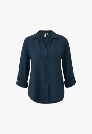 Dunkelblaues, langärmeliges Hemd mit Knöpfen, zwei Brusttaschen und hochgekrempelten Ärmeln bis zur Mitte des Unterarms.