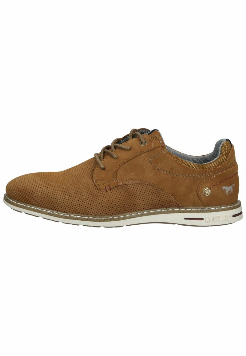 Scarpe in suede marrone con lacci, upper testurizzato, cuciture a contrasto e suola in gomma bianca. Presentano forature e dettagli di branding.
