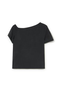 Haut noir à manches courtes avec un décolleté asymétrique, fabriqué à partir d'un tissu lisse et doux, offrant une coupe décontractée et un design simple.