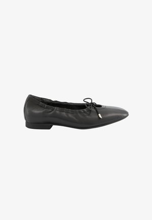 Ballerine plate en cuir noir à bout pointu avec bord supérieur élastiqué et petit nœud décoratif sur le dessus, talon plat.