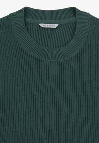 Suéter verde con relieve, de cuello redondo y una textura suave, con una etiqueta que dice "DAN JOHN" en el cuello.