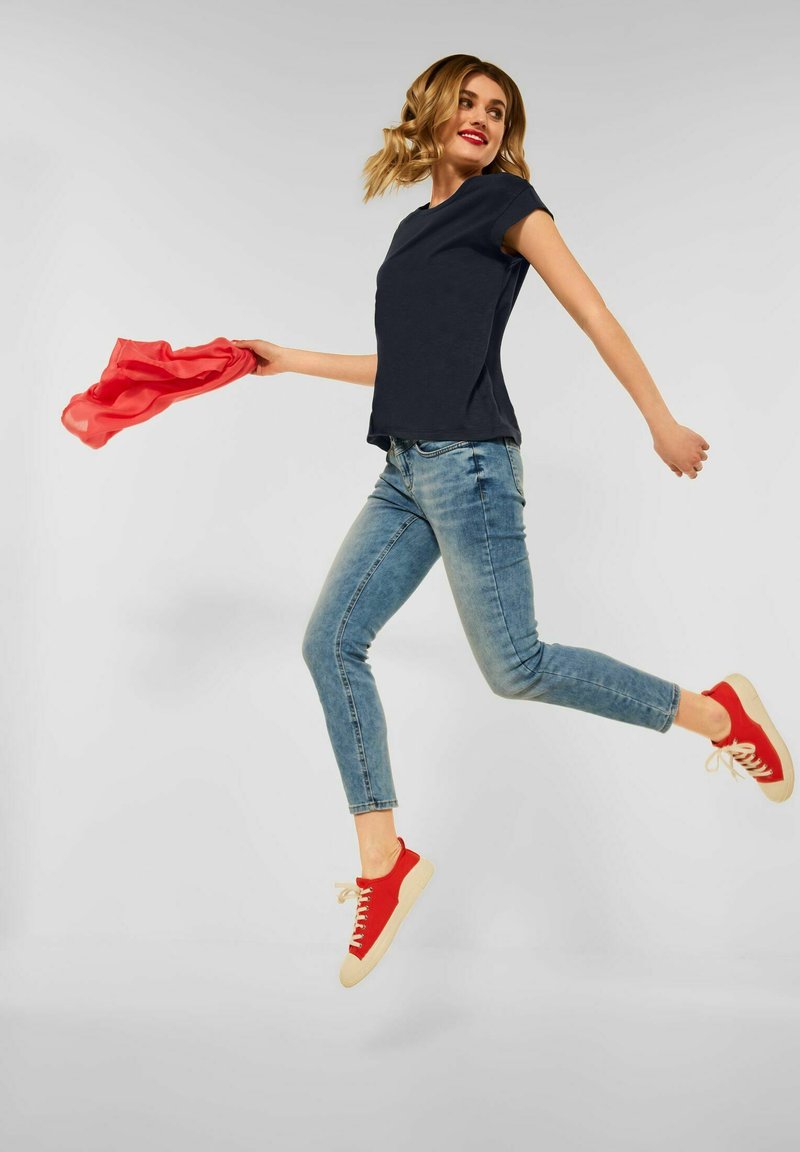 Damen T-Shirts | Street One MIT RIPP DETAILS T-Shirt basic blau/dunkelblau - WQ18012 Damen T-Shirts | Street One MIT RIPP DETAILS T-Shirt basic blau/dunkelblau - WQ18012