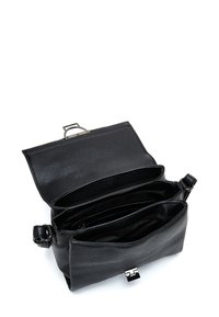 Sac en cuir noir avec une finition texturée, doté d'un fermoir en métal et de deux compartiments, dont un avec une fermeture éclair, et d'une bandoulière réglable.