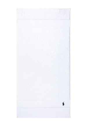 Asciugamano da bagno bianco in cotone con bande testurizzate vicino ai bordi e piccolo logo ricamato di un giocatore di polo nero nell'angolo inferiore.