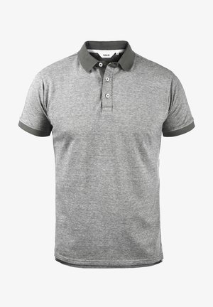 Polo gri cu guler gri închis, cu trei nasturi, mâneci scurte și un finisaj de țesătură texturată.