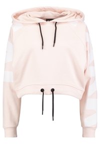 Hoodie cropped in morbido tessuto rosa con cappuccio regolabile, lacci neri e audaci dettagli grafici bianchi sulle maniche.