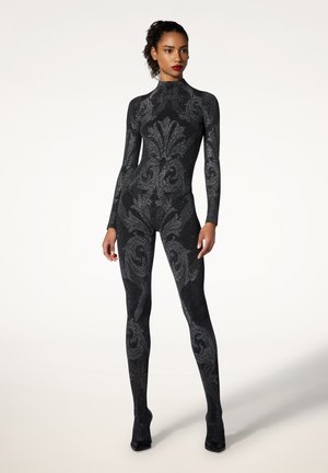 Combinaison noire scintillante avec un col montant, des manches longues et des motifs floraux gris complexes. Design ajusté mettant en valeur la silhouette.