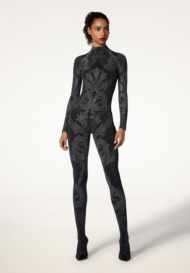 Tuta nera scintillante con collo alto, maniche lunghe e intricati motivi floreali grigi. Il design aderente esalta la silhouette.