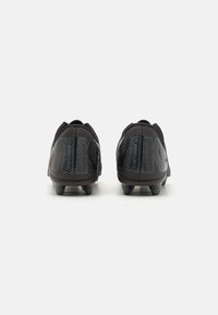Chaussures de sport noires avec une finition texturée, présentant un motif en zigzag distinctif et des accents turquoise contrastants sur la semelle.