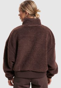Karl Kani METAL SIGNATURE TEDDY TROYER - Vesta od flisa - brown