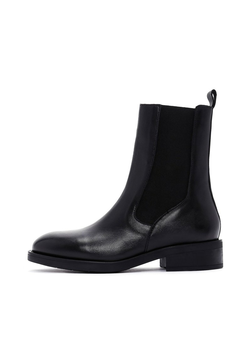 Bottines en cuir noir avec des panneaux élastiques sur les côtés, un bout rond, un talon carré court et une languette pour un enfilage facile.