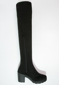 Botas negras hasta la rodilla hechas de suave ante con un tacón ancho. Con características como una cremallera lateral y una suela texturizada para mayor agarre.