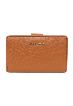 Portafoglio in pelle marrone chiaro con texture, logo "Coccinelle" dorato al centro del davanti e una piccola chiusura a bottone in alto.