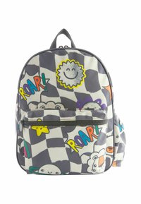 Sac à dos gris avec un motif à carreaux, comportant des designs de dessins animés colorés, une poche zippée et une anse pour le transport.