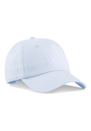 Lyseblå baseballkasket med buet skygge og subtil Manchester City-logo broderet på frontpanelet.