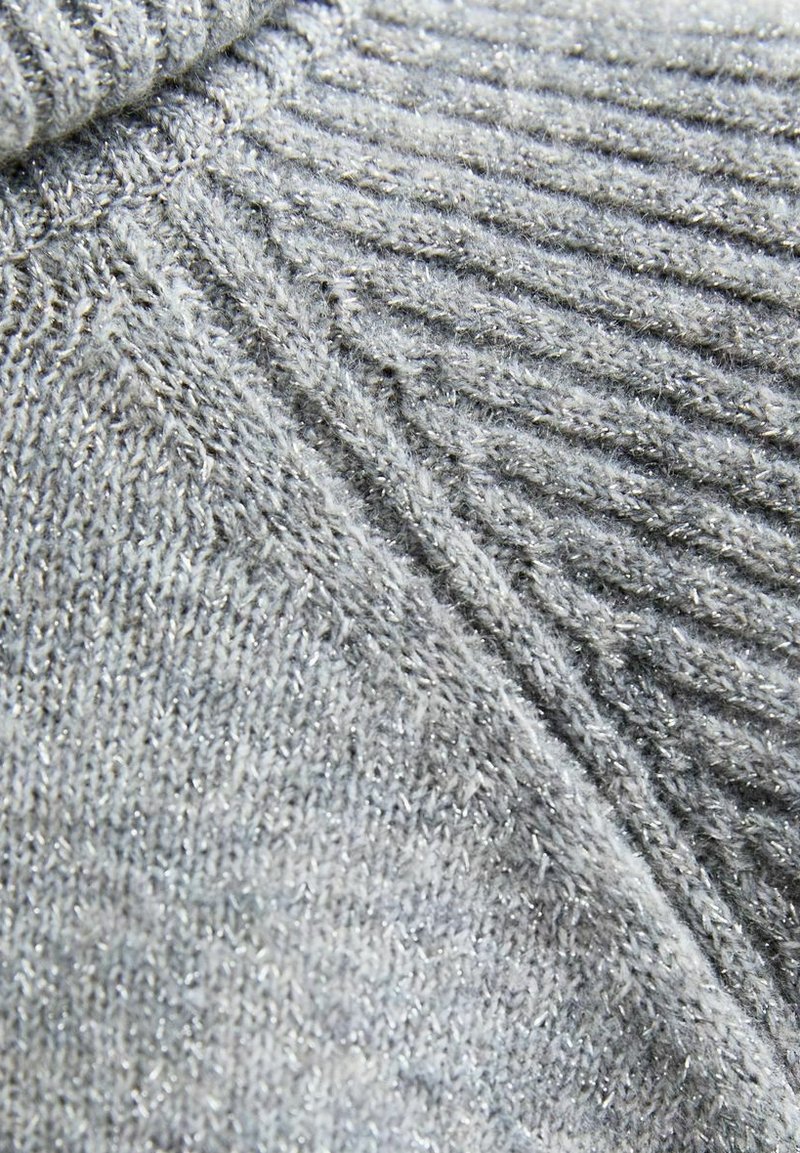 Szara dzianina o teksturowanym wzorze, z włóknami metalicznego threadu wplecionymi w całość, co nadaje jej miękki, lekko lśniący wygląd.