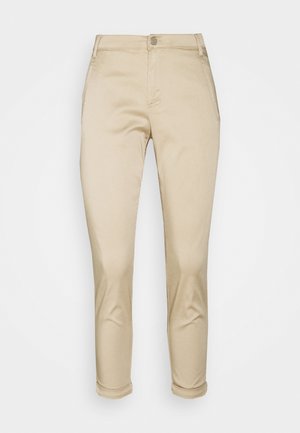 Beige slim-fit broek met opgerolde zomen, knoopsluiting aan de voorkant en zijzakken op een effen witte achtergrond.