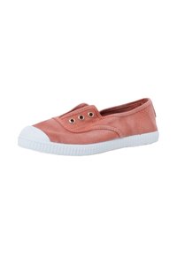 Scarpa slip-on in tela rosa con suola in gomma bianca e punta rinforzata, caratterizzata da tre occhielli metallici sulla parte superiore. Texture liscia in tutto il prodotto.