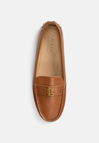 Barna bőrből készült mokaszin, aranyszínű RL logóval az elején, varrott részletekkel és sima textúrával. Belseje perforált mintázatú.