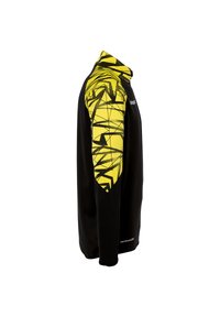 Zwarte sweatshirt met een hoge kraag; de linkermouw heeft een felgele geometrische patroon; de stof lijkt soepel met een relaxte pasvorm.
