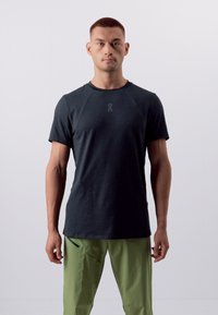 On TREK - Sports T-shirts - black