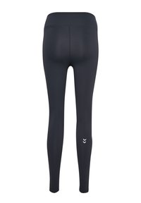 Czarne legginsy wykonane z elastycznego materiału, z wysokim stanem i subtelnym białym logo w okolicy kostki. Gładka tekstura, dopasowany krój.
