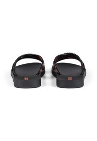 Schwarze Flip-Flops mit strukturierter Sohle, ausgestattet mit zwei gebogenen Riemen im Schildpatt-Muster und einem kleinen Markenlogo auf der Fußfläche.