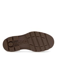 Semelle de chaussure en caoutchouc marron avec un motif de bande de roulement texturé, un logo circulaire et des détails de taille, conçue pour l'adhérence et la durabilité.