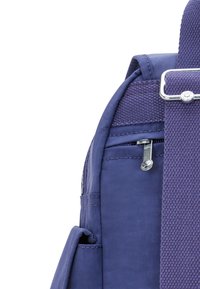 Marinblå tygryggsäck med en dragkedjeficka, texturerad rem och förstärkt sömnad på sidan för ökad hållbarhet.