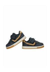 Paire de baskets pour enfants noires et marron avec des bandes velcro et des semelles blanches sur fond blanc.