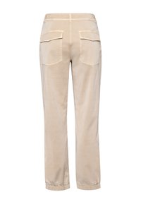 Beige Freizeitpant mit weicher Textur, zwei Gesäßtaschen und elastischen Bündchen an den Knöcheln. Das Design ist entspannt und gerade geschnitten.