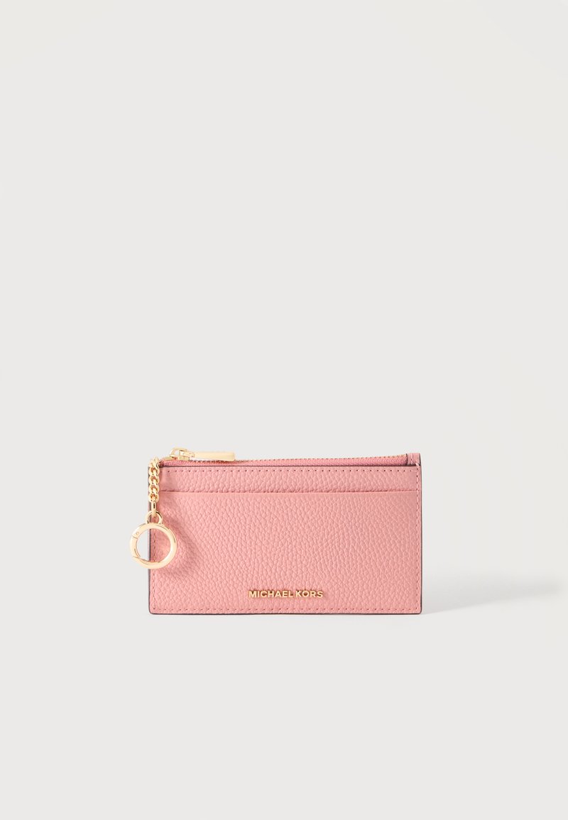 Porte-cartes en cuir texturé rose avec fermeture éclair dorée et porte-clés, logo Michael Kors sur le devant.