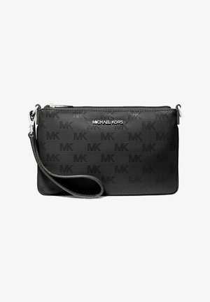 Czarna kopertówka Michael Kors z teksturowanym wzorem logo MK, zapięcie na zamek i odczepiany pasek na nadgarstek. Gładkie wykończenie z akcentami w kolorze srebra.