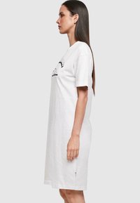 Merchcode SUMMER VIBES SLIT  - Sukienka letnia