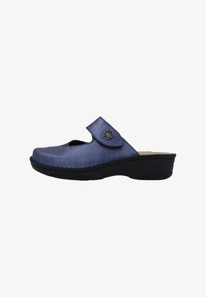 Blauer Lederslipper mit verstellbarem Riemen und dekorativem Metallknopf, schwarze Sohle mit modestem Absatz.