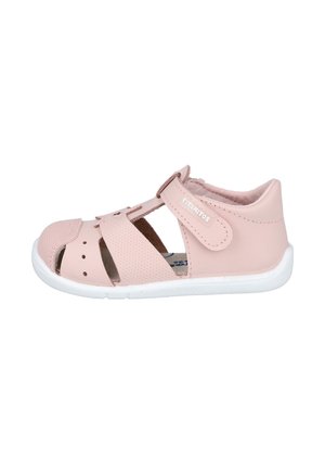 Sandalia rosa para niños pequeños con puntera cerrada, cuero perforado, correa ajustable con gancho y bucle, y suela flexible blanca.