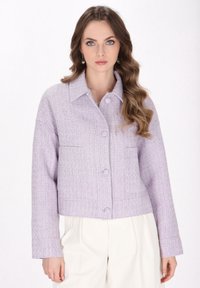 Lavendel cropped jakke i tekstureret stof med krave, knaplukninger og to frontlommer. Lange ærmer med brede manchetter.
