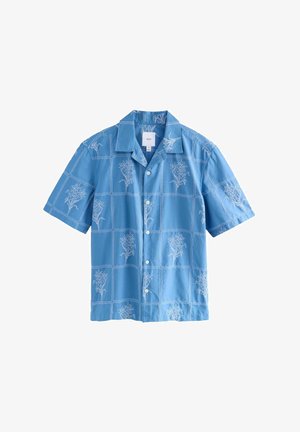 Korte ærmer, blå skjorte med hvid blomsterbroderi i firkantede mønstre, knaplukning og klassisk kravedesign.