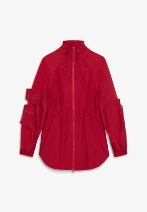 Rote Windjacke mit hohem Kragen, Vorderreißverschluss, tailliertem Schnitt und mehreren Reißverschlusstaschen an den Ärmeln. Glattes, leichtes Material.