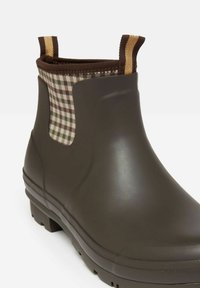 Sötétbarna vízálló bokacsizma kock�ás textilpanellel, elasztikus oldallal és kihúzófüllel. Texturált talppal rendelkezik a jobb tapadás érdekében.