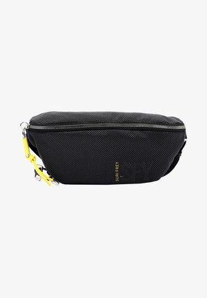 Bolso de cintura de tela negra texturizada con cremallera plateada, pestaña amarilla y pequeño logotipo amarillo "SURI FREY" en el frente.