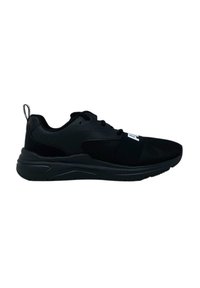 Scarpa sportiva nera con una tomaia liscia e pannelli in rete. Presenta una suola spessa e un logo ben visibile sul lato. Dettagli testurizzati in tutto il design.